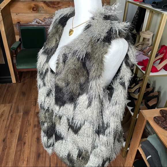 Steve Madden Faux Fur Vest - Picture 4 of 7
